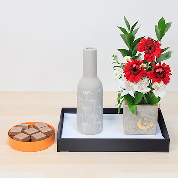 Roses Vase With Chocolate